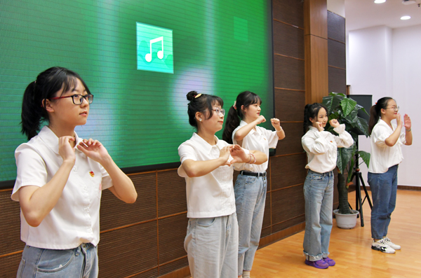 7、湖北籍学生现场表演手语节目--支勇平摄影.JPG