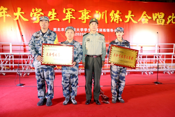陆海边防学院江燕青向获得二等奖院系颁奖.jpg