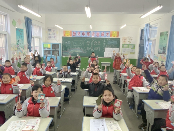 冯原镇中心学校三年级一班孩子们收到礼物_副本.jpg