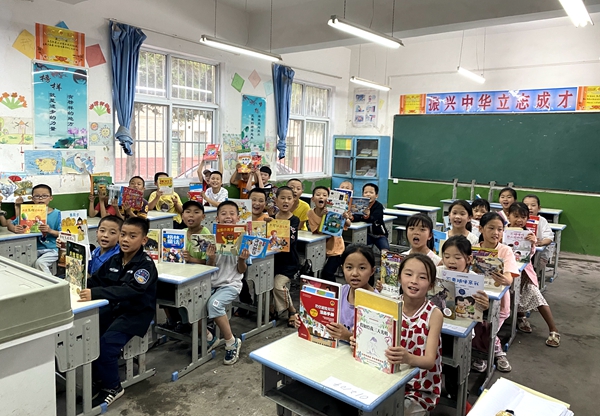 冯原镇中心学校三年级一班孩子们收到图书_副本.jpg