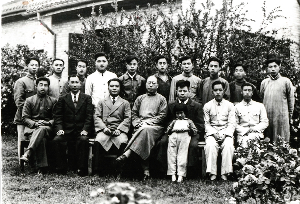 1946年，畜牧系系主任路葆清教授（前排中）、王栋教授和学生合影_副本.jpg
