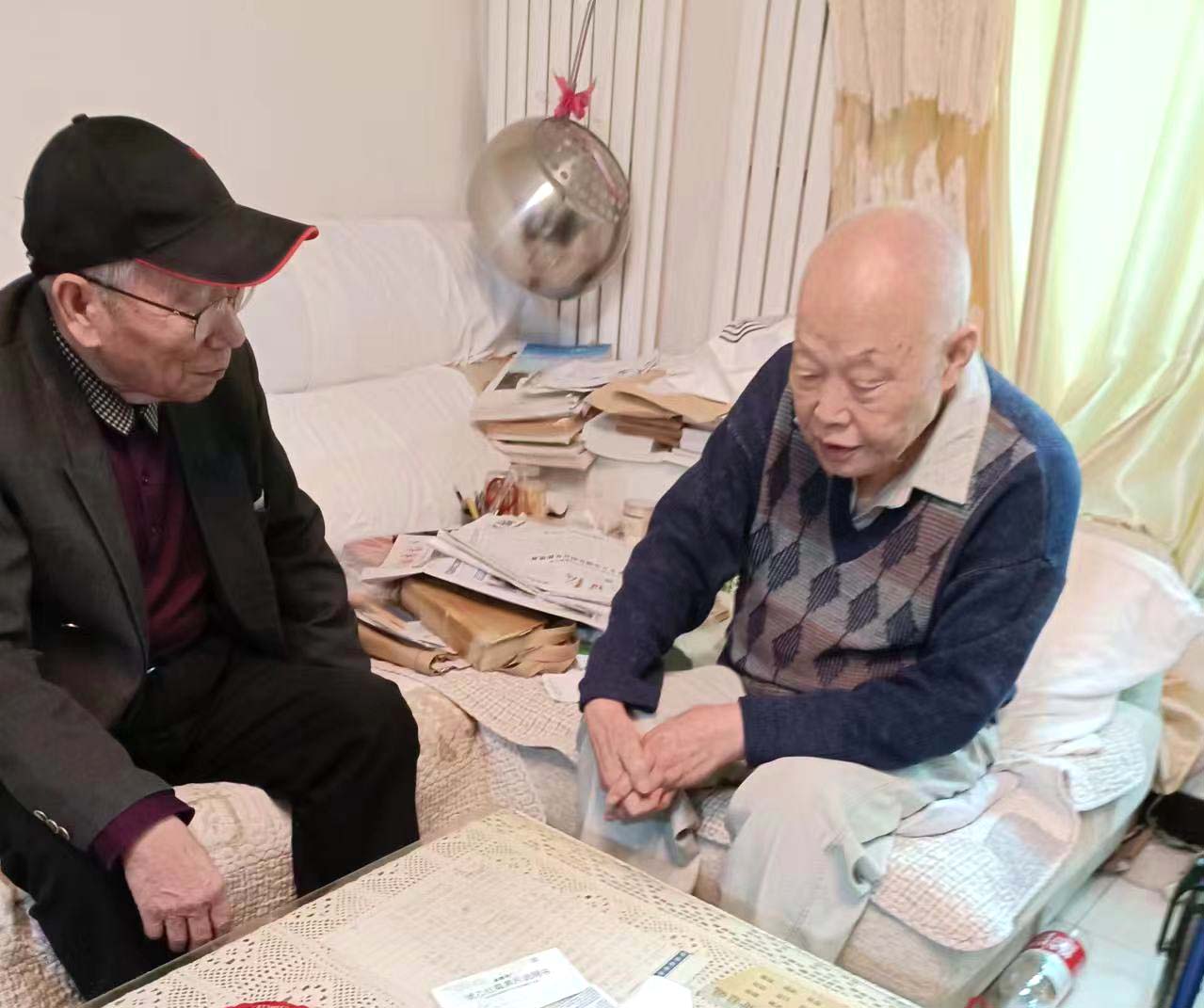作者张廷桢（左）于2023年11月30日看望张岳教授.jpg
