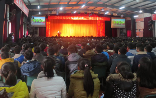 生命学院学子在龙岗中学礼堂进行招生宣讲-开展优秀学子回访母校活动图片 69887 500x314