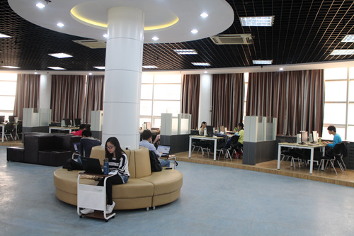 图书馆多功能厅阅览区建成并对外开放