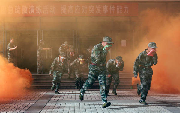 【军训连连看】(五)新生进行应急逃生演练