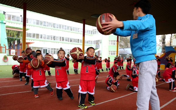 幼儿园篮球游戏