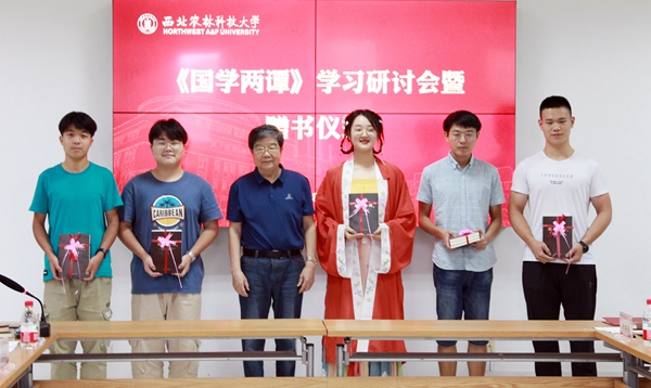 张波教授向学生社团赠书_副本.jpg