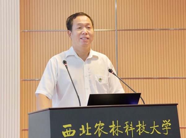 4、党委副书记徐养福主持新教工岗前培训典礼--支勇平摄影.JPG