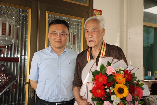 校党委副书记吕卫东看望慰问王炳光老师_副本.jpg