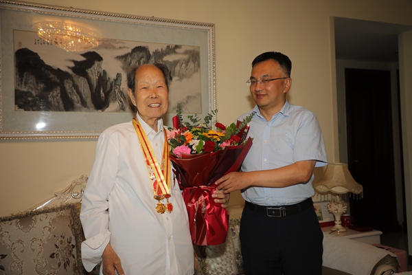 校党委副书记吕卫东看望慰问马科西老师_副本.jpg