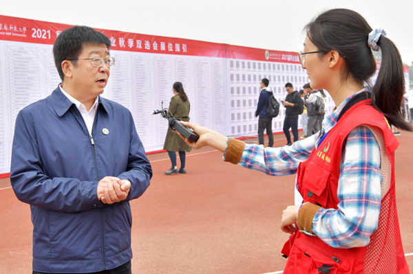 7、校长吴普特接受学生记者采访--支勇平摄影.JPG