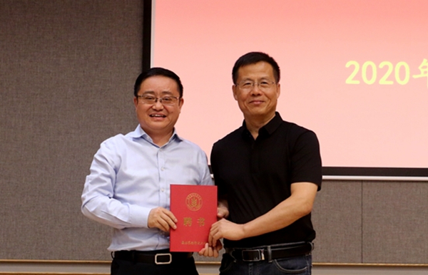 院党委书记张岁平为王文博颁发聘任证书_副本.jpg