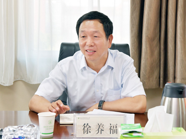 3、校党委副书记徐养福主持座谈会并讲话--支勇平摄影.JPG