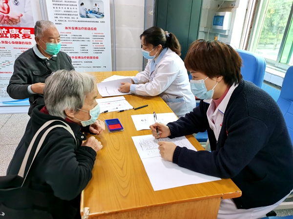 工作人员收集健康信息并做健康状况评估_副本.jpg