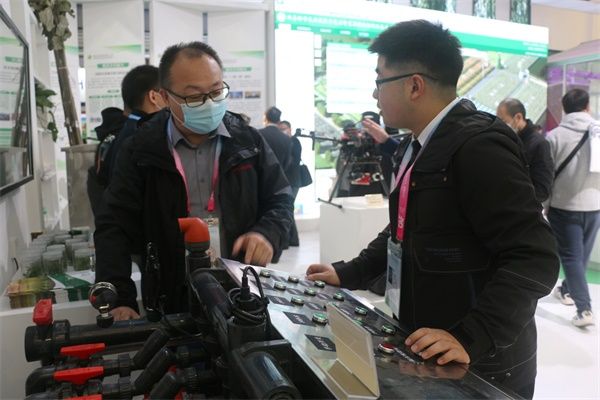 观众了解西农智能水肥一体化控制系统.jpg
