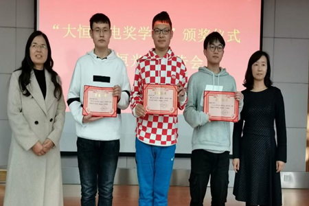 获奖学生和颁奖嘉宾合影留念_副本.png