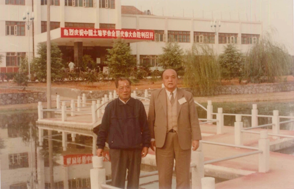 1987年参加中国土壤学会全国代表大会与席承藩院士在一起_副本.jpg