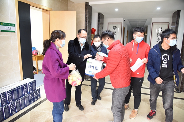 院领导为假期留校学生发放慰问物资_副本.jpg