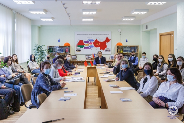 圆桌会议会场_副本.jpg