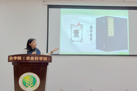 周仕慧做报告_副本.jpg