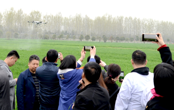 7师生们在观看无人机喷药防治小麦条锈病_副本.jpg
