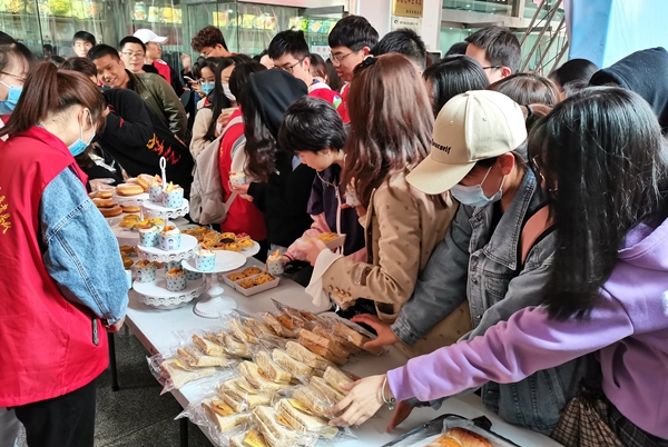 用黑大穗小麦制作的多种食品_副本.jpg