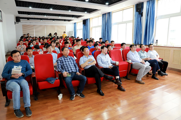 报告会现场_副本.png