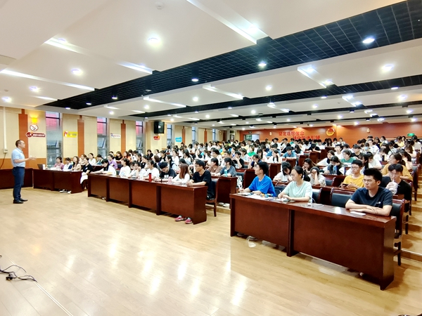 报告会现场_副本.jpg