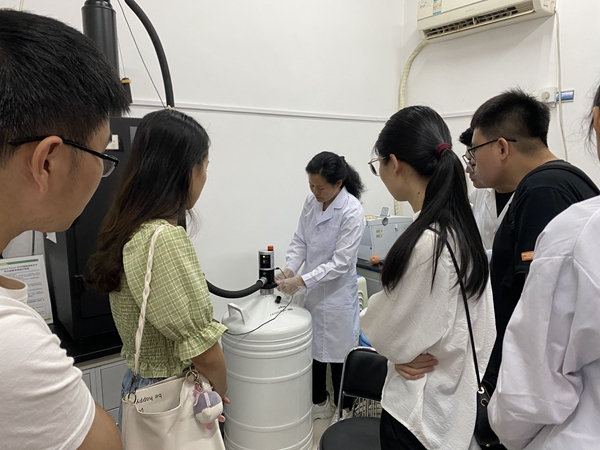植物活体分子标记仪器培训现场_副本.jpg