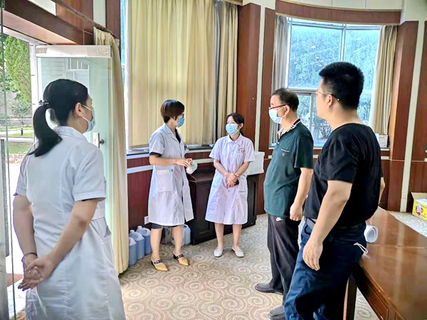医院领导检查疫情防控各岗位工作_副本.jpg