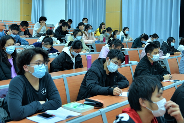 学生认真聆听_副本.jpg