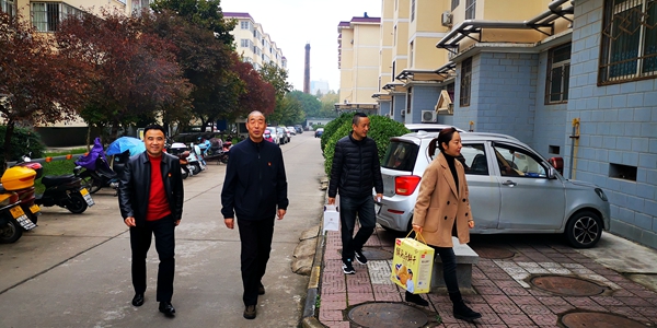 慰问路上_副本.jpg