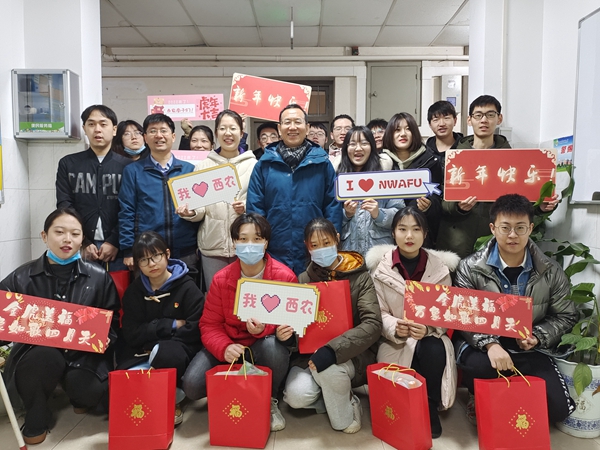 学校组织看望慰问寒假留校学生