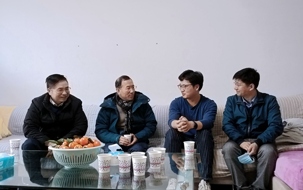 学校组织看望慰问寒假留校学生