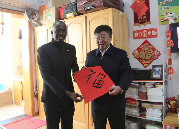 留学生手书福字送给吴普特校长_副本.jpg