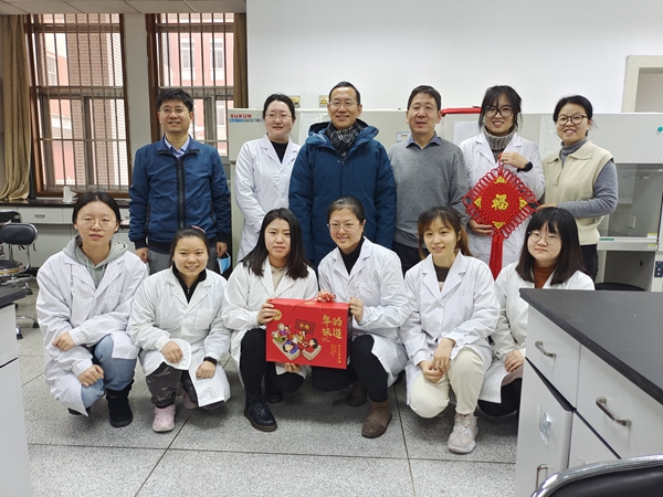 学校组织看望慰问寒假留校学生