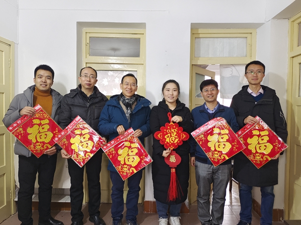 学校组织看望慰问寒假留校学生