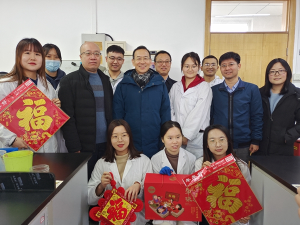 学校组织看望慰问寒假留校学生