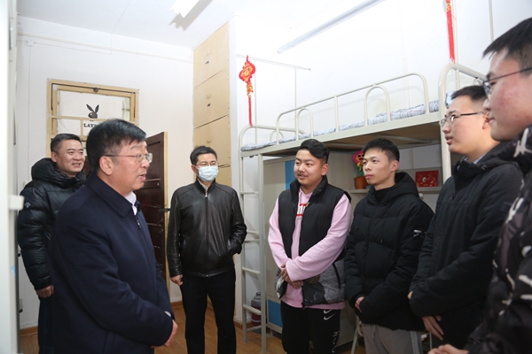 吴普特询问本科生在校期间学习生活安排_副本.jpg