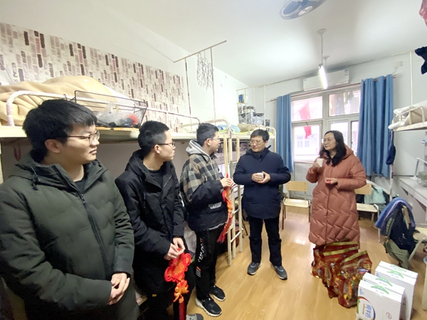 院领导在学生宿舍_副本.jpg