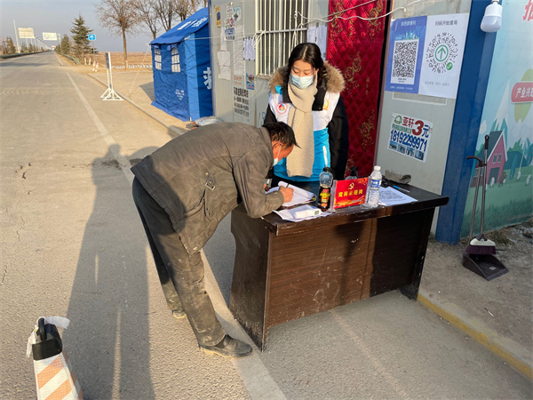 沿黄公路值班.jpg