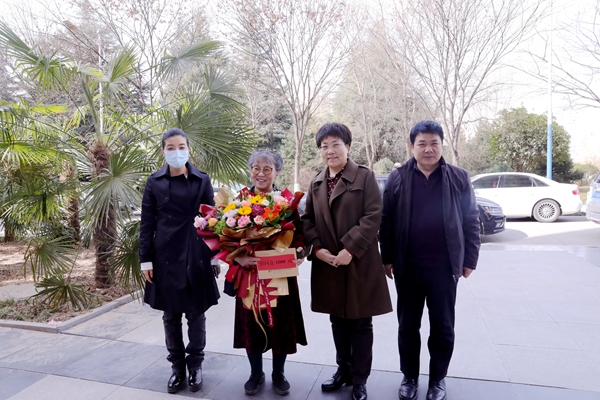 杨凌示范区党工委副书记何玲慰问赵惠燕教授_副本.jpg