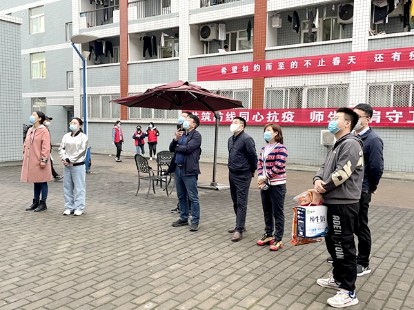 看望封控宿舍学生_副本.jpg