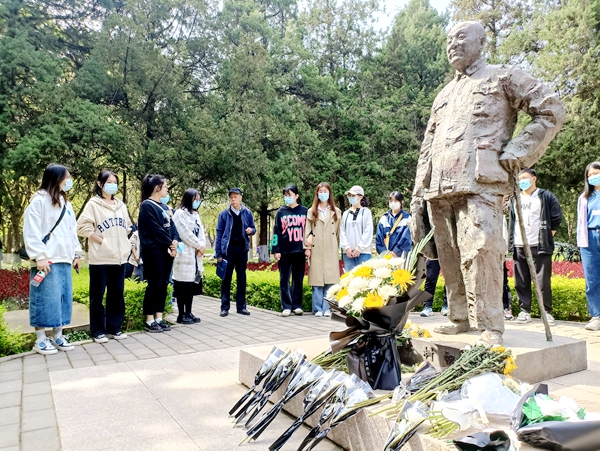 罗老师讲述辛树帜老校长的事迹_副本.jpg