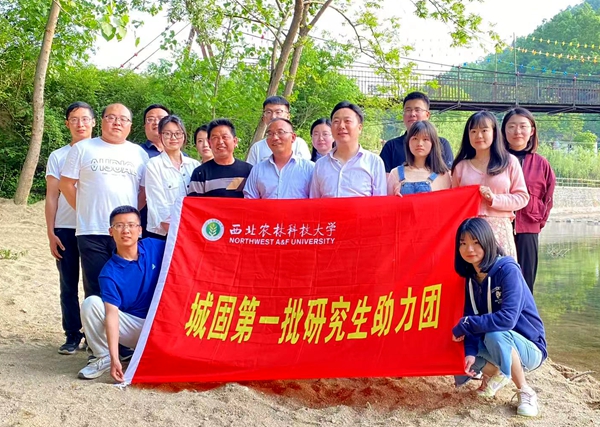 城固助力团成员在黄牛嘴村与三合镇领导合影_副本.jpg