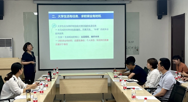 靳红作全程化就业指导_副本.jpg
