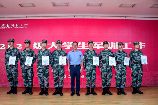 为教官代表颁发聘书_副本.jpg