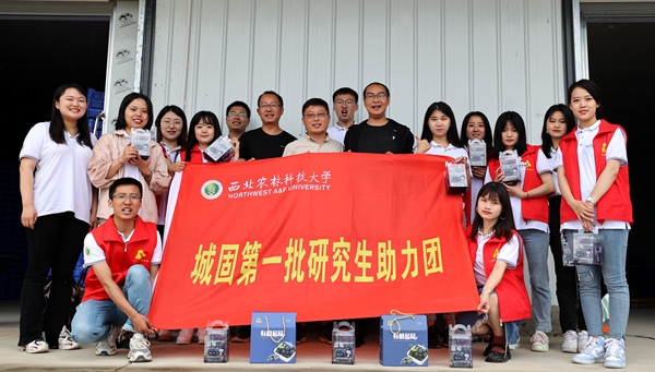 城固助力团成员赴城固汉源生态农业有限公司蓝莓基地调研_副本.jpg