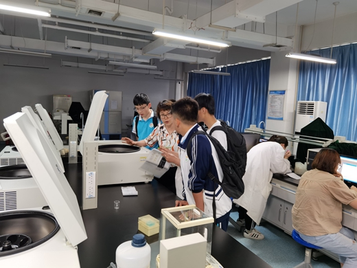 参观实验室_副本.jpg