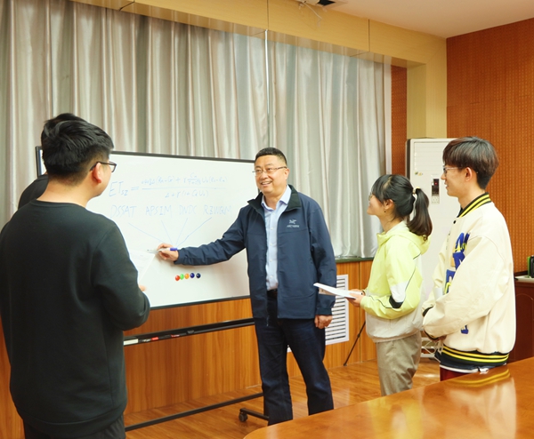 冯浩研究员在指导学生_副本.jpg